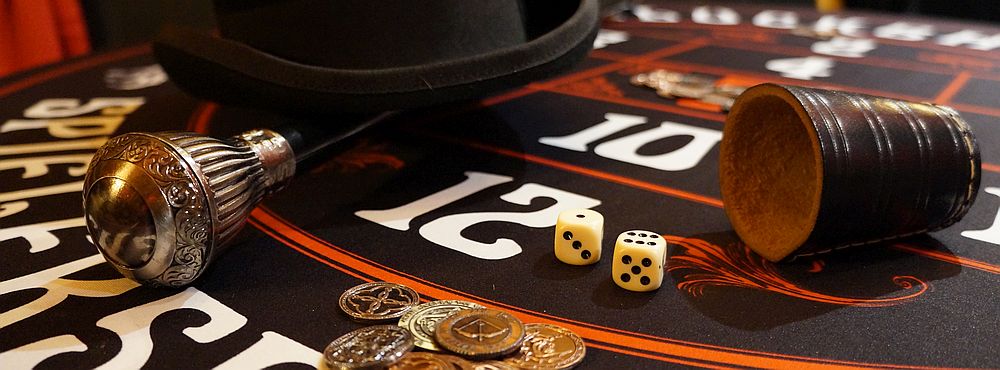 fast verbotenes historisches glücksspiel in der absinthstube der spielerspelunke